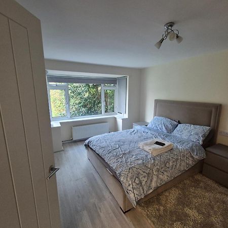 Lovely & Beautiful 2 Bed-Apartment In Borehamwood Exterior foto